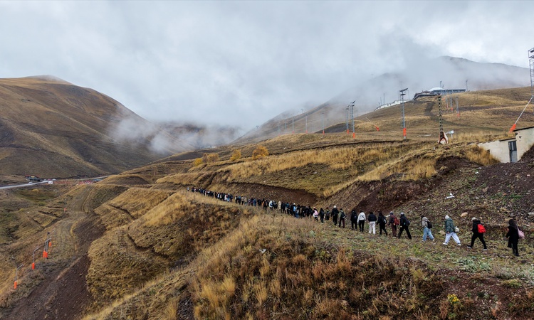 Gündemden Son Bilgiler: Erzurum'da 277 kişi Cumhuriyet Bayramı için Palandöken'in zirvesine tırmandı | İşte Tü