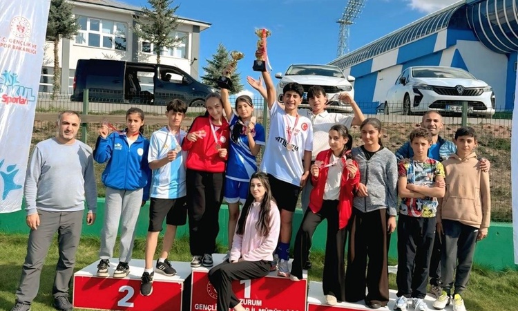 Gündemden Son Bilgiler: Erzurum'da Aşkale YİBO Ortaokulu atletizmde kız ve erkek takımlarıyla kupa kazandı - S