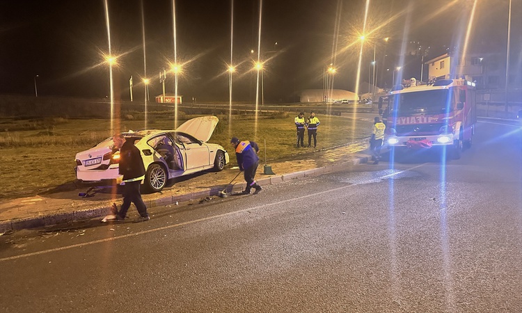Gündemden Son Bilgiler: Erzurum'da kaldırıma çıkan otomobildeki 4 kişi yaralandı: Gelişmeler Takip Ediliyor