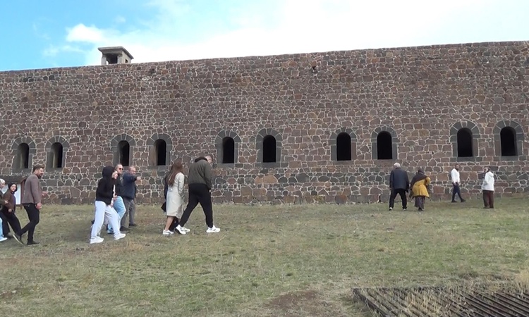 Gündemden Son Bilgiler: Erzurum'da turizm öğrencileri, tarihi tabyaları ve Nene Hatun'un kabrini gezdi: Gelişm