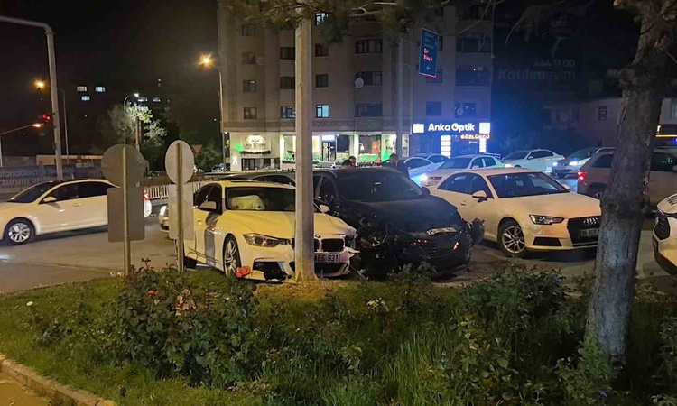 Gündemden Son Bilgiler: Erzurum Yakutiye'de iki otomobilin çarpıştığı kazada 2 kişi yaralandı: Gelişmeler Taki