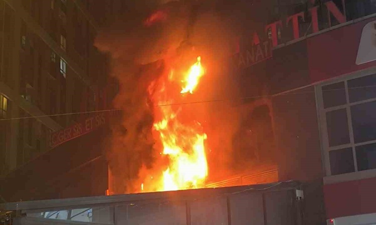 Gündemden Son Bilgiler: Esenyurt’ta iki katlı iş yerinde yangın: 1 yaralı: Gelişmeler Takip Ediliyor