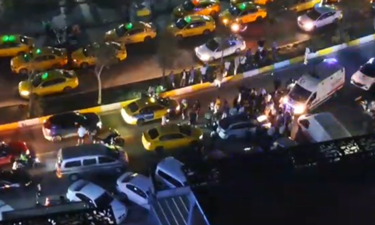 Gündemden Son Bilgiler: Esenyurt'ta trafikteki 2 sürücünün kavgası kamerada ve Merak Edilenler