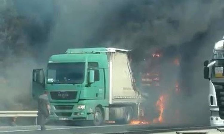 Gündemden Son Bilgiler: Esenyurt TEM Otoyolunda tır bilinmeyen bir nedenle alev alev yanmaya resmen start aldı