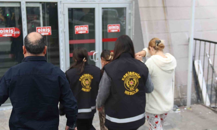 Gündemden Son Bilgiler: Eskişehir'de 2 evden hırsızlık yapan 2 şüpheli, 168 bin TL ile yakalanıp hakkında tutu