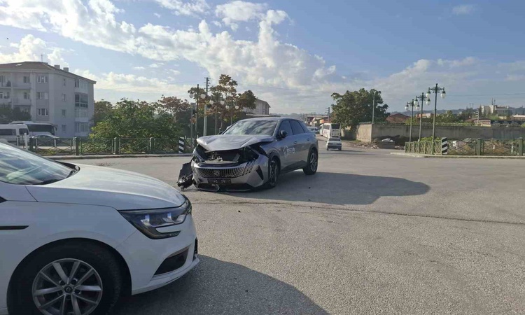 Gündemden Son Bilgiler: Eskişehir'de çarpışan araçlarda ağır maddi hasar oluştu, muhtar tümsek ve ayna istedi