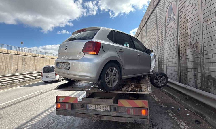 Gündemden Son Bilgiler: Eskişehir çevreyolunda iki otomobil çarpıştı, 2 kadın yaralandı; birinin durumu ağır -