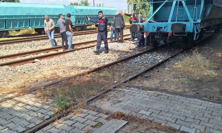 Gündemden Son Bilgiler: Eskişehir Mihalıççık'ta vagona çıkan çocuk ve babası akıma kapılarak yaralandı: Gelişm