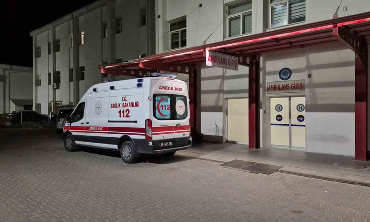 Gündemden Son Bilgiler: Eskişehir'de motosikletle otomobil çarpıştı; yolcu ağır yaralı hastaneye kaldırıldı. v