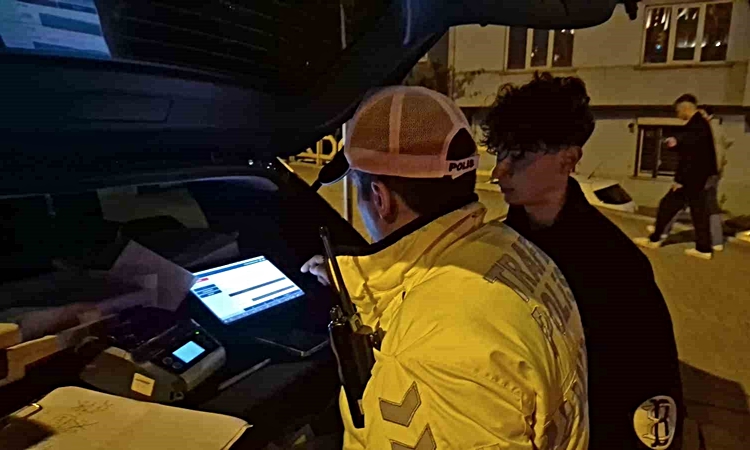 Gündemden Son Bilgiler: Eskişehir'de polisten kaçan motosikletliye 8 maddeden 352 bin 219 TL ceza kesildi