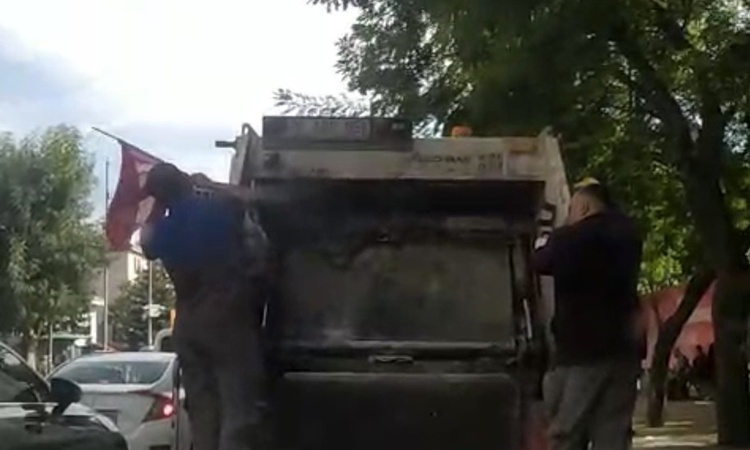 Gündemden Son Bilgiler: Eskişehir'de temizlik görevlileri çöp yanında buldukları Türk bayrağını kamyona astı |