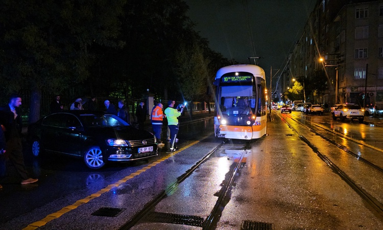 Gündemden Son Bilgiler: Eskişehir Tepebaşı'nda tramvayla çarpışan otomobilde 2 kişi yaralandı: Gelişmeler Taki