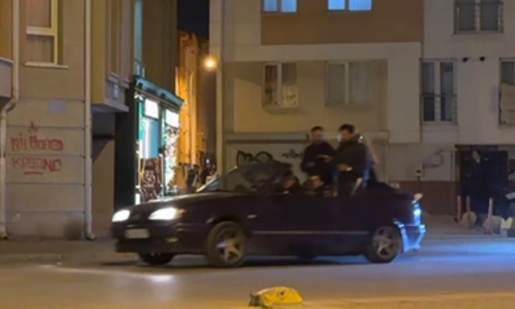 Gündemden Son Bilgiler: Eskişehir'de üstü açık otomobilde tehlikeli hareket eden şahısları polis uyardı - Son