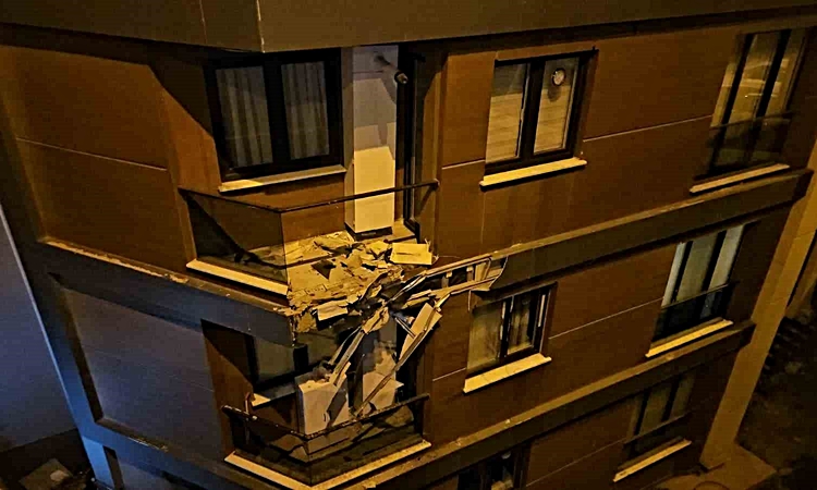 Gündemden Son Bilgiler: Eyüpsultan’da alkollü sürücü binaya çarptıktan sonra bahçeye uçtu: 2 yaralı | İşte Tüm