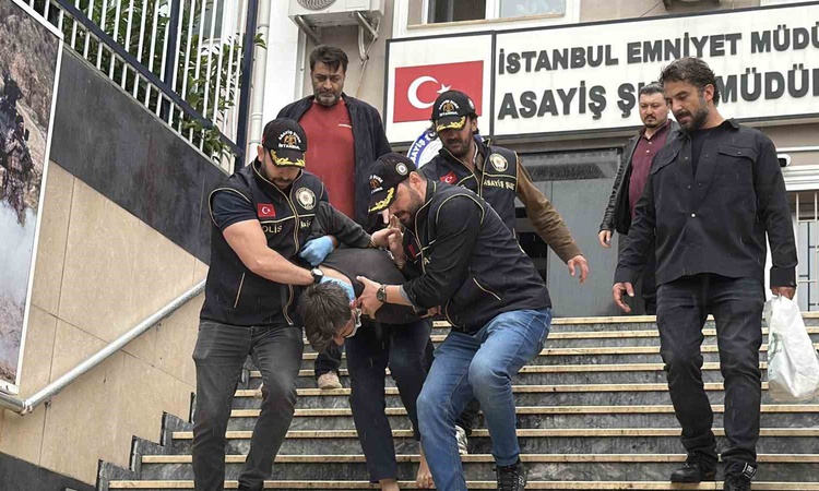 Gündemden Son Bilgiler: Eyüpsultan Camii'nde havaya ateş açılması olayında 2 şüpheli adliyeye sevk edildi - So