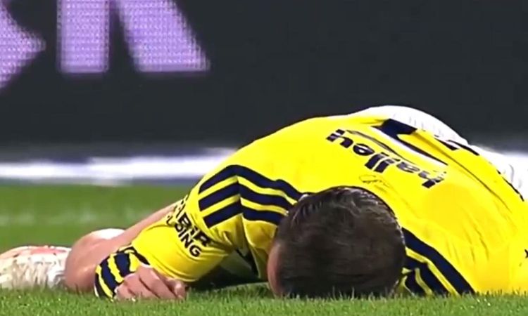 Gündemden Son Bilgiler: Fenerbahçe'de korkutan sakatlık! Sahadan sedyeyle ayrıldı: Gelişmeler Takip Ediliyor