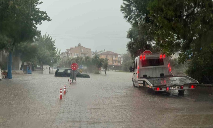 Gündemden Son Bilgiler: Fethiye'de sağanak yolları göle çevirdi, bir otomobil su birikintisinde mahsur kaldı