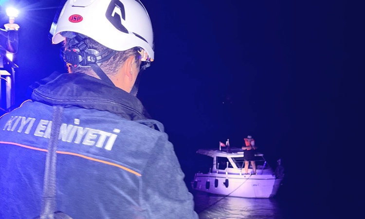 Gündemden Son Bilgiler: Fethiye'de sürüklenen teknedeki 2 kişi Kıyı Emniyeti ekiplerince kurtarıldı ve Merak E