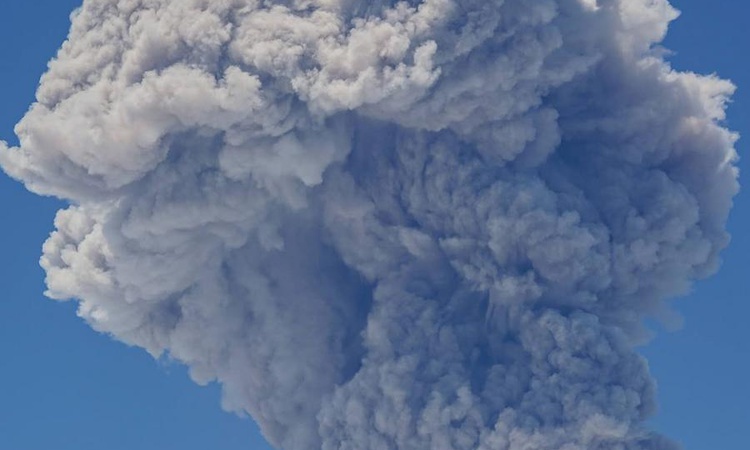Gündemden Son Bilgiler: Filipinler'de Mayon Yanardağı orta şiddette patladı, alarm seviyesi 3'e çıkarıldı ve M