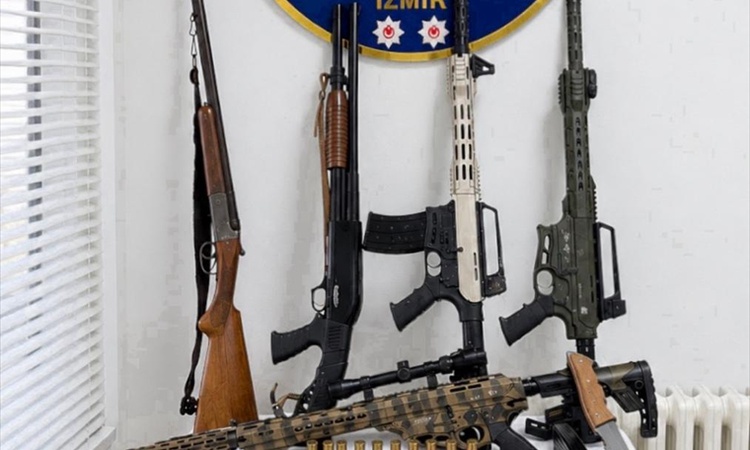 Gündemden Son Bilgiler: Foça'da düğünde havaya ateş açtığı iddia edilen 14 şüpheli yakalanarak gözaltına sevk