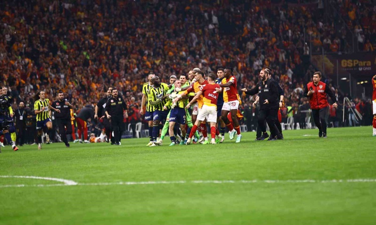 Gündemden Son Bilgiler: Galatasaray derbide Fenerbahçe'yi 2-1 yendi, saha içinde kavga çıktı