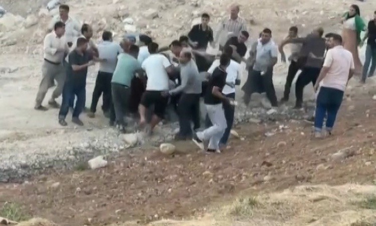 Gündemden Son Bilgiler: Gaziantep Şahinbey'de iki aile kavgasında araç kalabalığa daldı