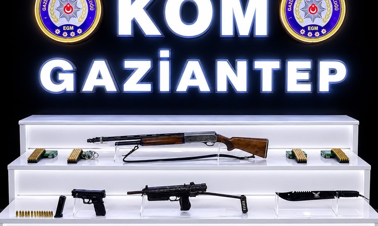 Gündemden Son Bilgiler: Gaziantep'te polis, silah kaçakçılarına operasyonda 3 silah ve 214 fişek ele geçirdi: