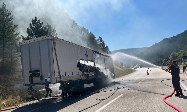 Gündemden Son Bilgiler: Gerede'de şeker yüklü tır yangını kontrol altına alındı: Gelişmeler Takip Ediliyor