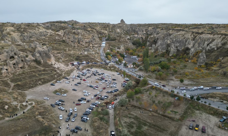 Gündemden Son Bilgiler: Göreme Açık Hava Müzesi girişinde kopan kayaların 5 kişiyi yaraladığı belirtildi ve Me