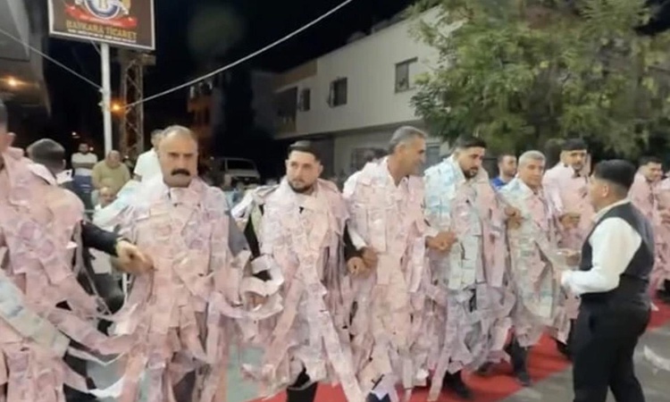 Gündemden Son Bilgiler: Görüntü Türkiye'den! Paraları üzerlerine dolayıp halay çektiler: Gelişmeler Takip Edil