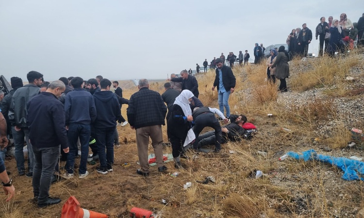 Gündemden Son Bilgiler: Hakkari-Van kara yolunda kaygan yolda 3 araç kazaya karıştı, 12 kişi yaralandı | İşte
