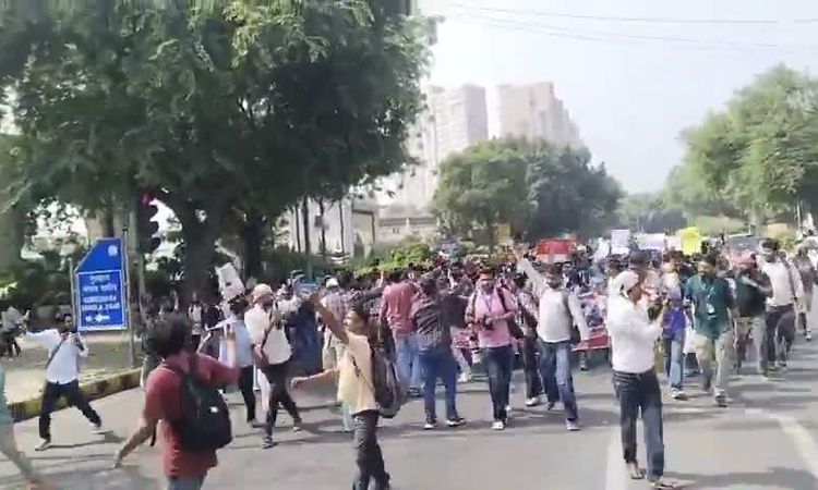Gündemden Son Bilgiler: Hamam Böceği Halk Partisi kurucusu dahil binlerce kişi Yeni Delhi'de yakalanarak gözal