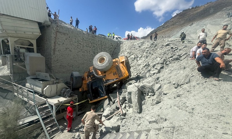 Gündemden Son Bilgiler: Hatay Antakya'da taş ocağı şantiyesinde devrilen iş makinesinde 1 işçi öldü