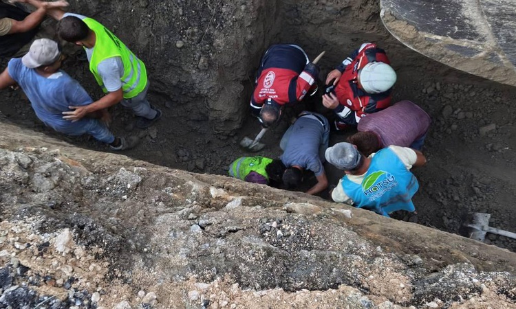 Gündemden Son Bilgiler: Hatay Arsuz'da toprak kaymasında göçük altında kalan işçiyi itfaiye kurtardı