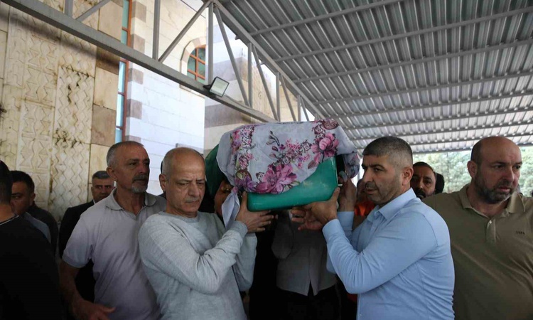 Gündemden Son Bilgiler: Hatay Dörtyol'da trenin çarptığı otomobilde ölen 45 yaşındaki kadın toprağa verildi.
