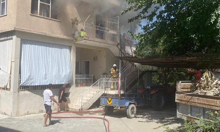 Gündemden Son Bilgiler: Hatay Erzin'de 2 katlı evde çıkan yangın can kaybı olmadan kontrol altına alındı ve Me