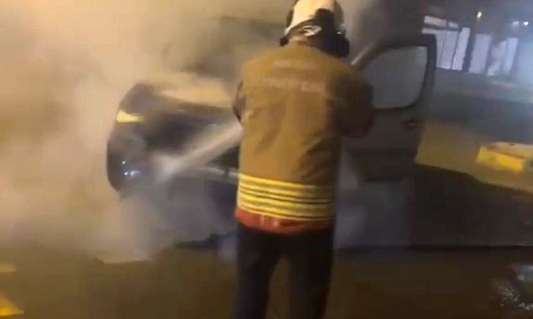 Gündemden Son Bilgiler: Hatay Reyhanlı'da Fiat Doblo'nun motoru alev aldı, araç kullanılamaz hale geldi ve Mer