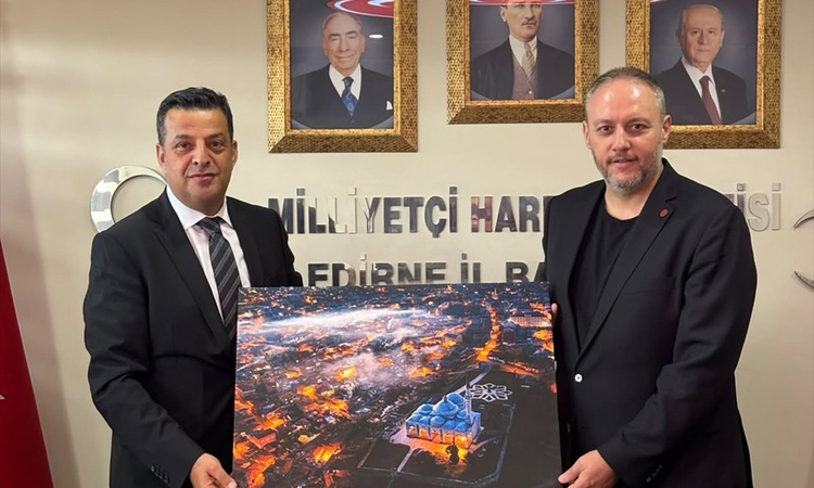 Gündemden Son Bilgiler: İl Kültür ve Turizm Müdürü Soytürk, MHP İl Başkanı Biçer'e gece fotoğrafı hediye etti: