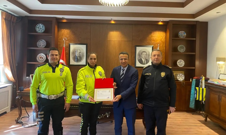 Gündemden Son Bilgiler: İnegöl'de yaralının başında şemsiye tutan trafik polisine başarı belgesi verildi