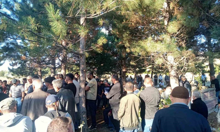 Gündemden Son Bilgiler: İş makinasıyla çarpışan serviste hayatını kaybeden şoför toprağa verildi ve Merak Edil