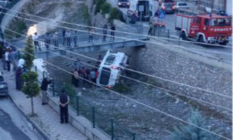 Gündemden Son Bilgiler: İskilip'te Diyaliz Hastalarını Taşıyan Servis Çaya Uçtu: 5 Yaralı | İşte Tüm Ayrıntıla