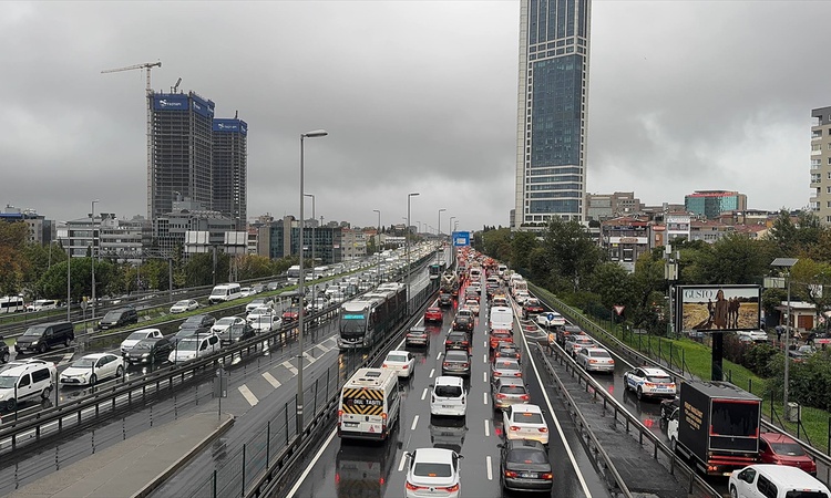Gündemden Son Bilgiler: İstanbul'da akşam saatlerinde yağışın da etkisiyle trafik yoğunluğu yüzde 89'a ulaştı