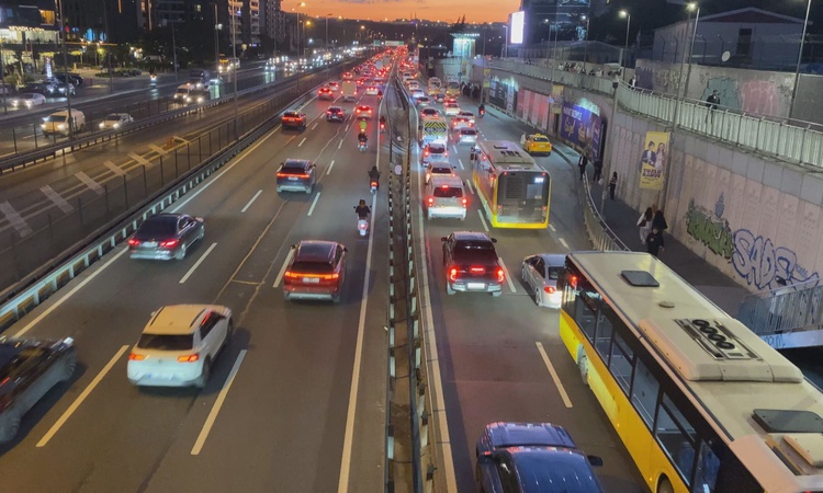 Gündemden Son Bilgiler: İstanbul'da akşam trafiği yüzde 69'a ulaştı, yoğunluk D-100 Yenibosna'da görüntülendi