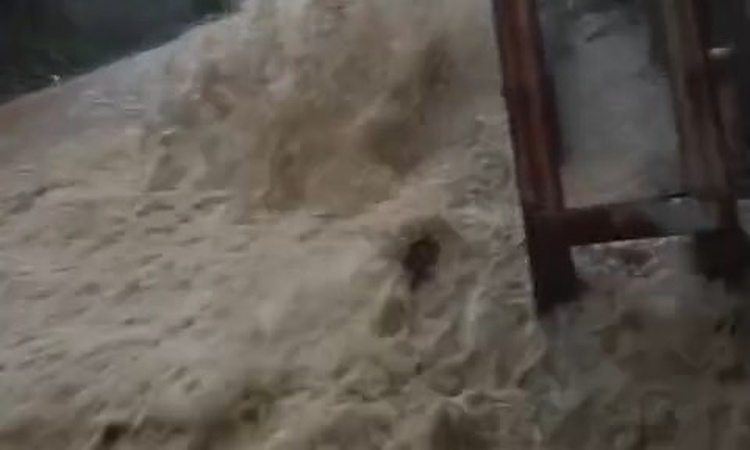 Gündemden Son Bilgiler: İstanbul Beykoz'da sağanak nedeniyle rögarlar taştı, cadde göle döndü - Son Dakika Bil