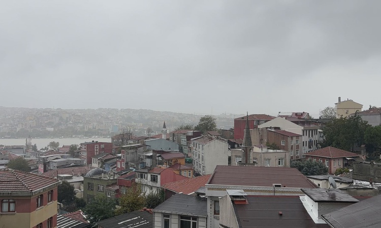 Gündemden Son Bilgiler: İstanbul'da sağanak etkisini artırırken kara bulutlar gündüzü kararttı | İşte Tüm Ayrı