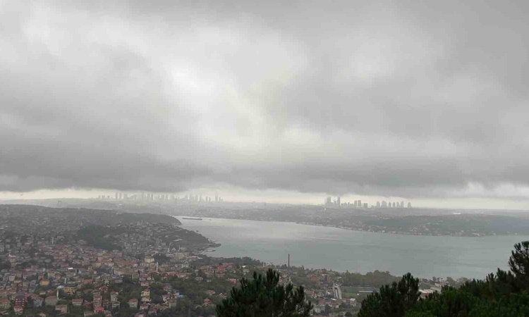 Gündemden Son Bilgiler: İstanbul'da sağanak sonrası Boğaz üzerindeki yoğun bulutlar Beykoz'dan görüntülendi: G
