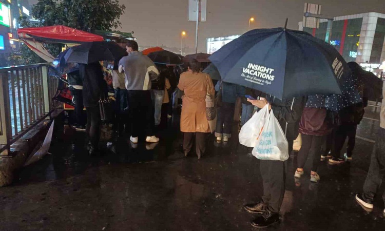 Gündemden Son Bilgiler: İstanbul'da sağanak trafiği kilitledi, Zincirlikuyu metrobüs durağında yoğunluk var ve