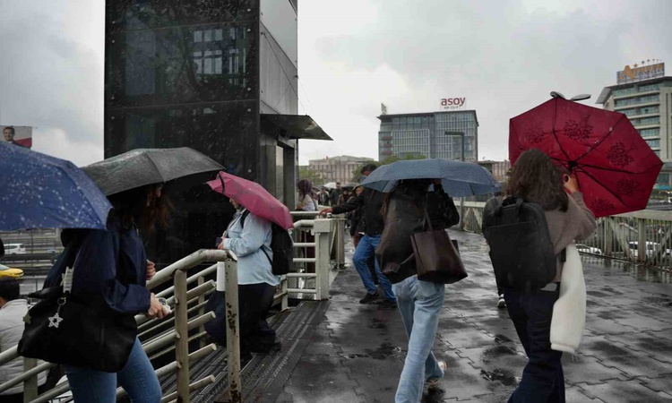 Gündemden Son Bilgiler: İstanbul'da şiddetli yağmur ve rüzgar günlük yaşamı olumsuz etkiledi