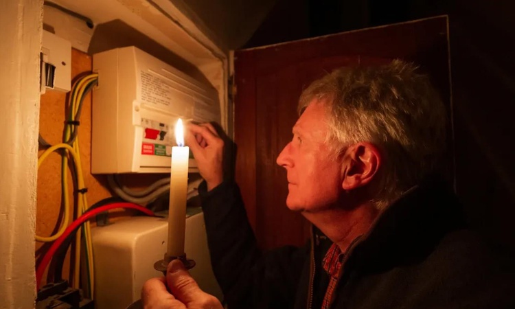 Gündemden Son Bilgiler: İstanbul'un 15 ilçesi saatlerce elektriksiz kalacak! Hangi ilçelerde kesinti yaşanıyor