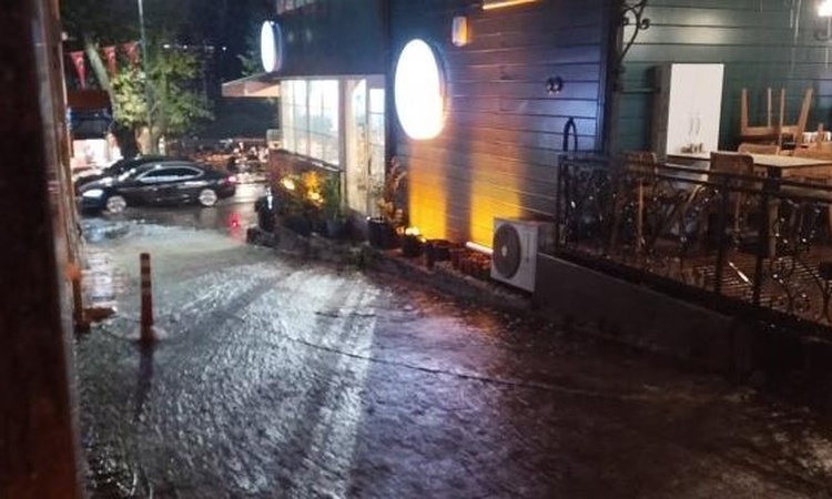 Gündemden Son Bilgiler: İstanbul'un Anadolu yakasında sağanak, Çengelköy ve Küçüksu'da yolları göle çevirdi -
